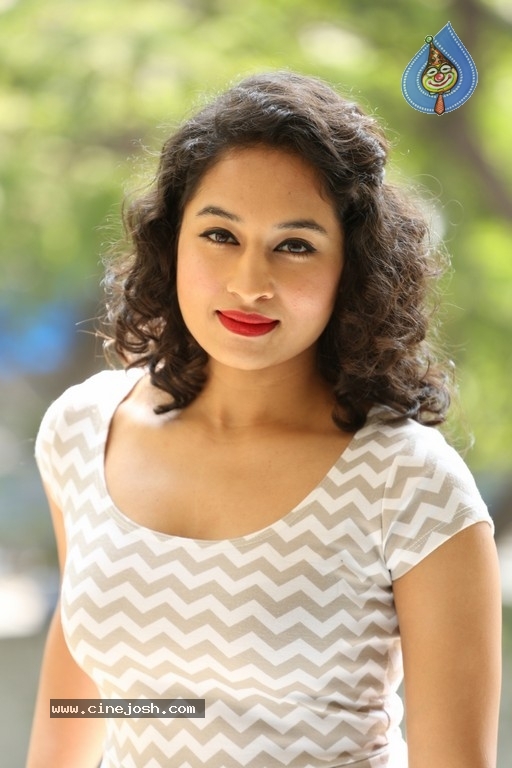 Pooja New Photos - 30 / 39 photos
