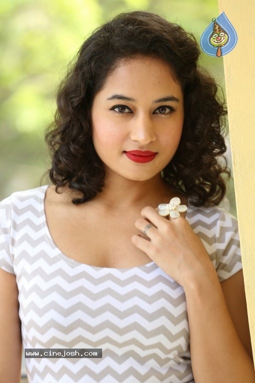 Pooja New Photos - 31 / 39 photos
