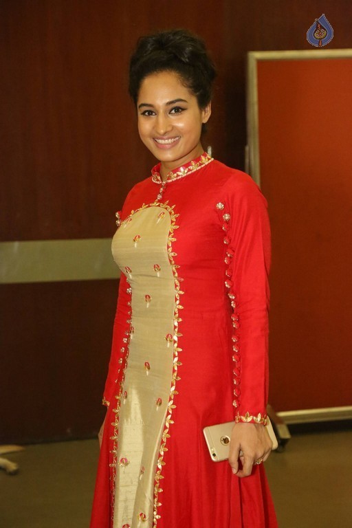 Pooja New Photos - 30 / 34 photos