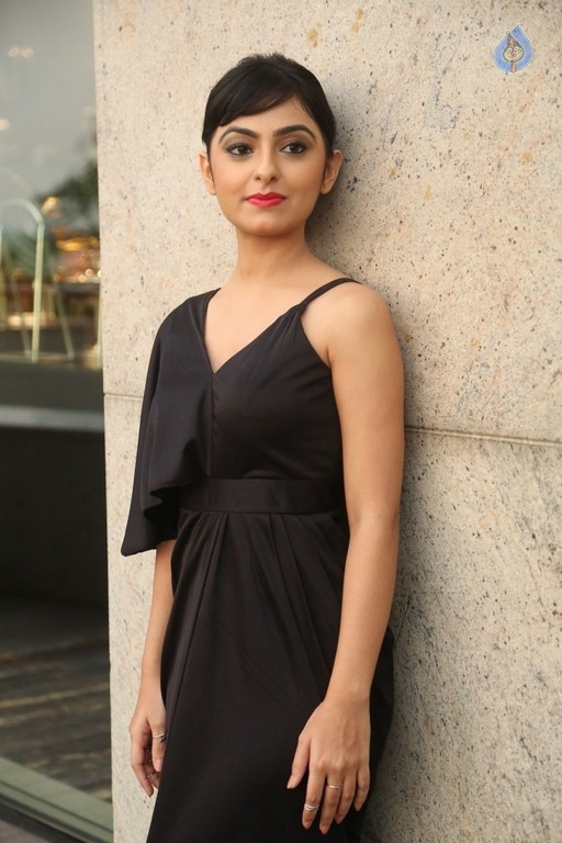 Pooja New Stills - 9 / 35 photos