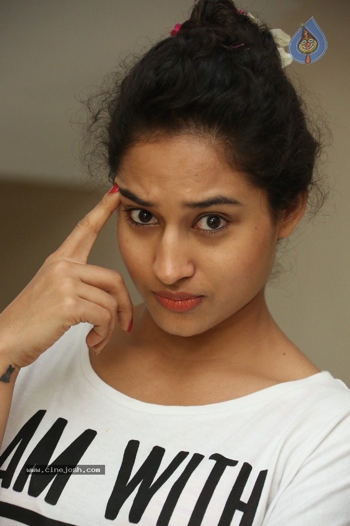 Pooja Ramachandran New Stills - 24 / 83 photos