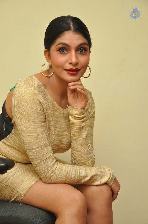 Pooja Roshan New Gallery - 22 / 35 photos