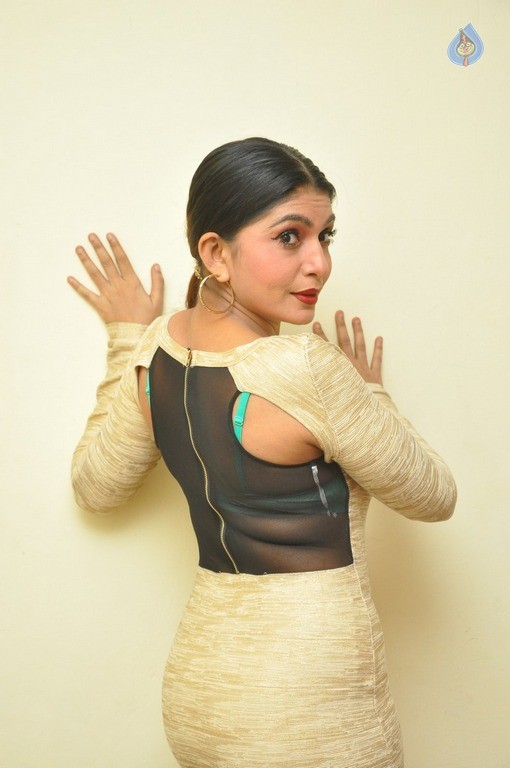 Pooja Roshan New Gallery - 32 / 35 photos