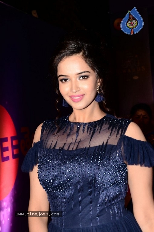 Poojitha At Zee Apsara Awards - 4 / 21 photos