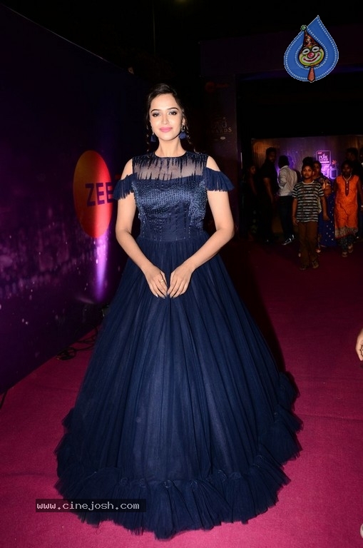 Poojitha At Zee Apsara Awards - 18 / 21 photos