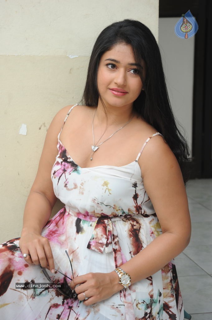 Poonam Bajwa Hot Gallery - 56 / 150 photos