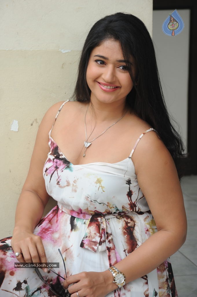 Poonam Bajwa Hot Gallery - 63 / 150 photos
