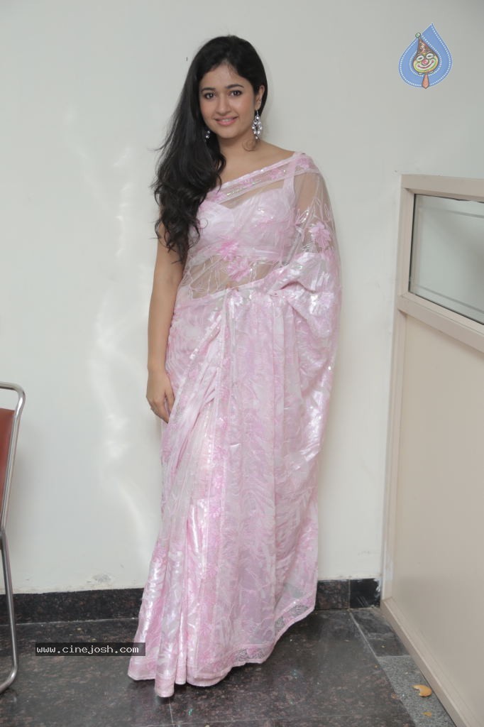 Poonam Bajwa New Pics - 4 / 39 photos