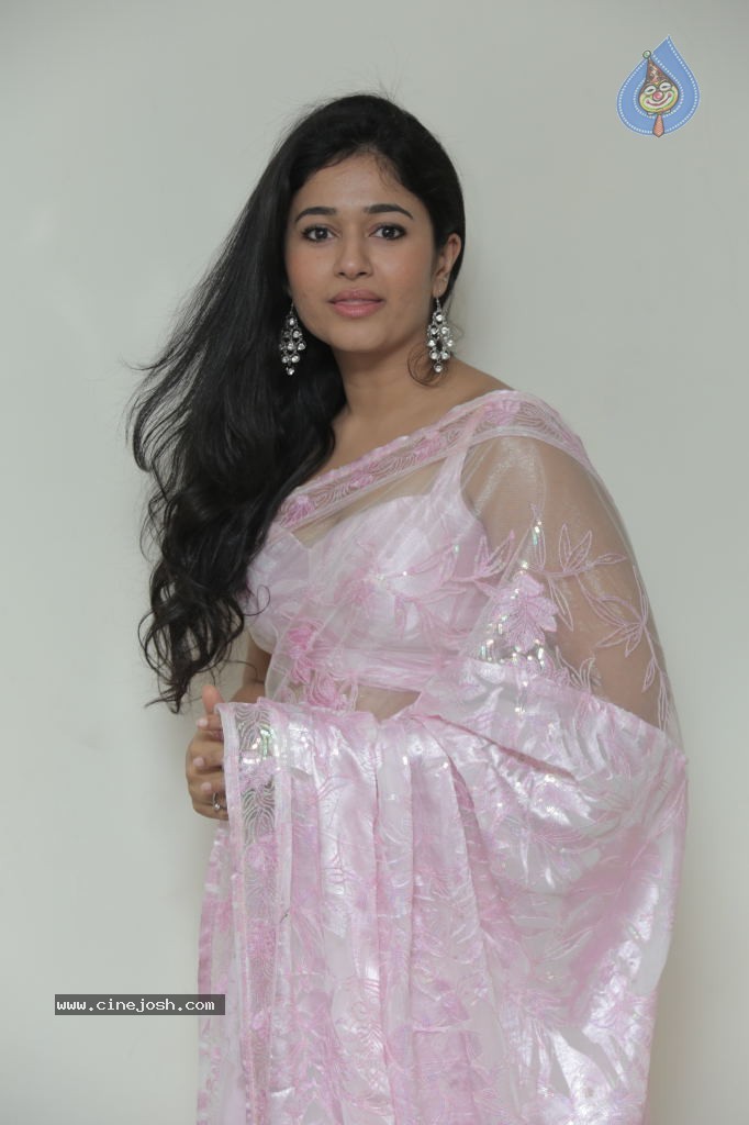 Poonam Bajwa New Pics - 14 / 39 photos