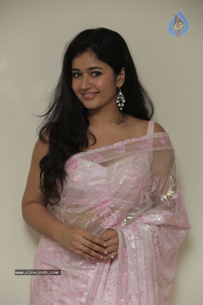 Poonam Bajwa New Pics - 17 / 39 photos