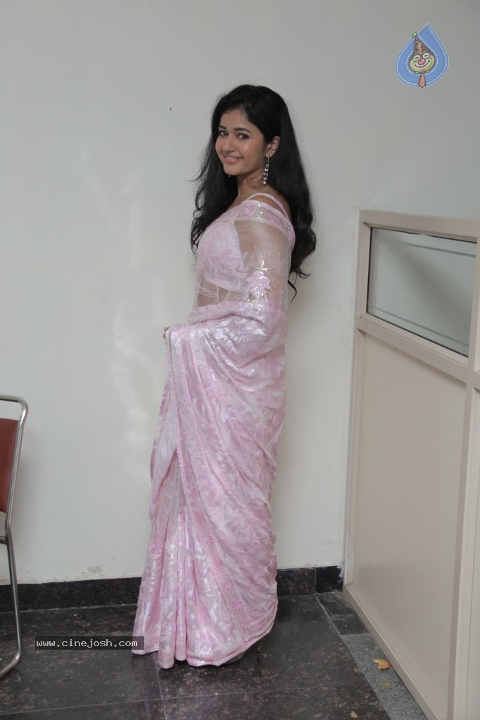 Poonam Bajwa New Pics - 21 / 39 photos
