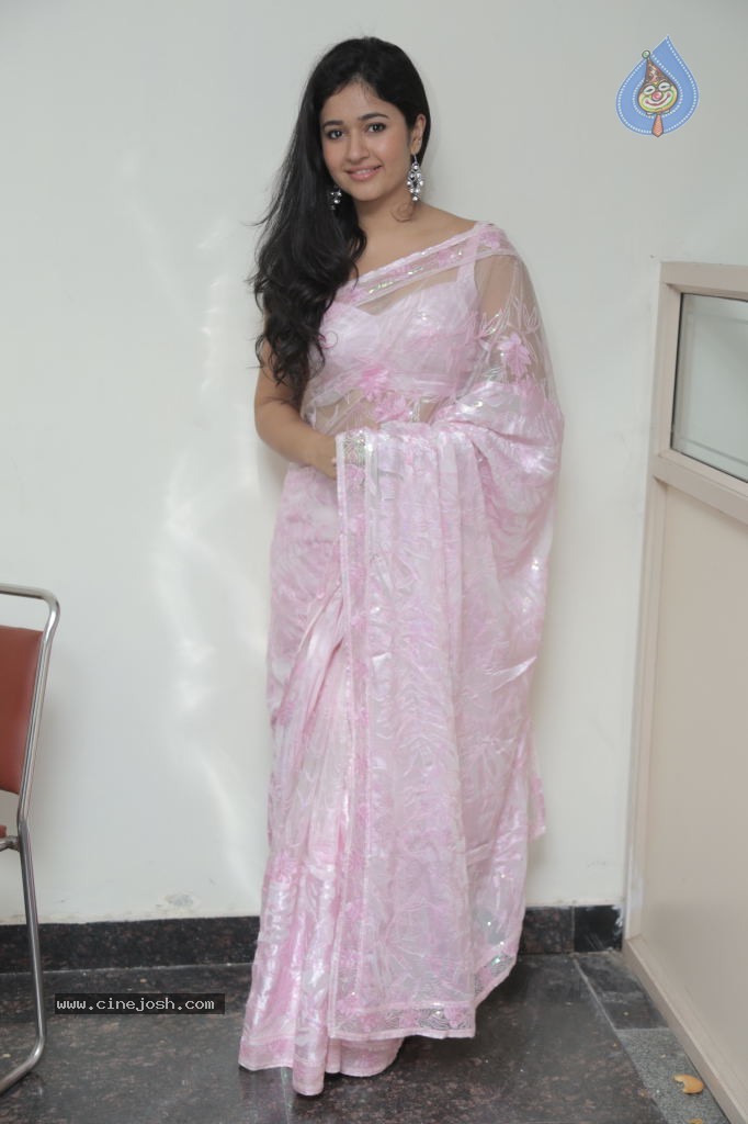 Poonam Bajwa New Pics - 23 / 39 photos