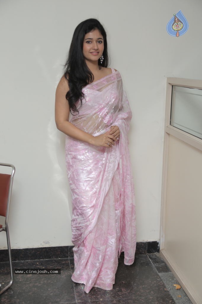 Poonam Bajwa New Pics - 24 / 39 photos