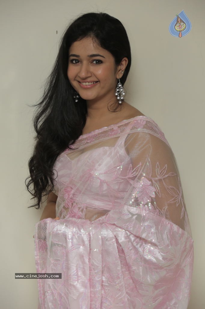 Poonam Bajwa New Pics - 25 / 39 photos