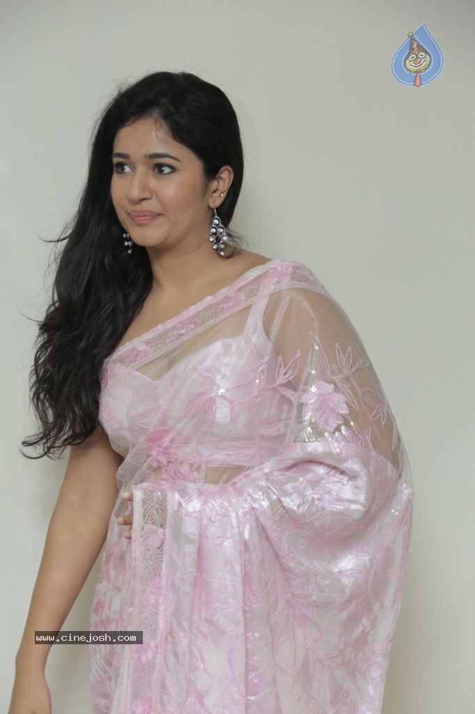 Poonam Bajwa New Pics - 27 / 39 photos