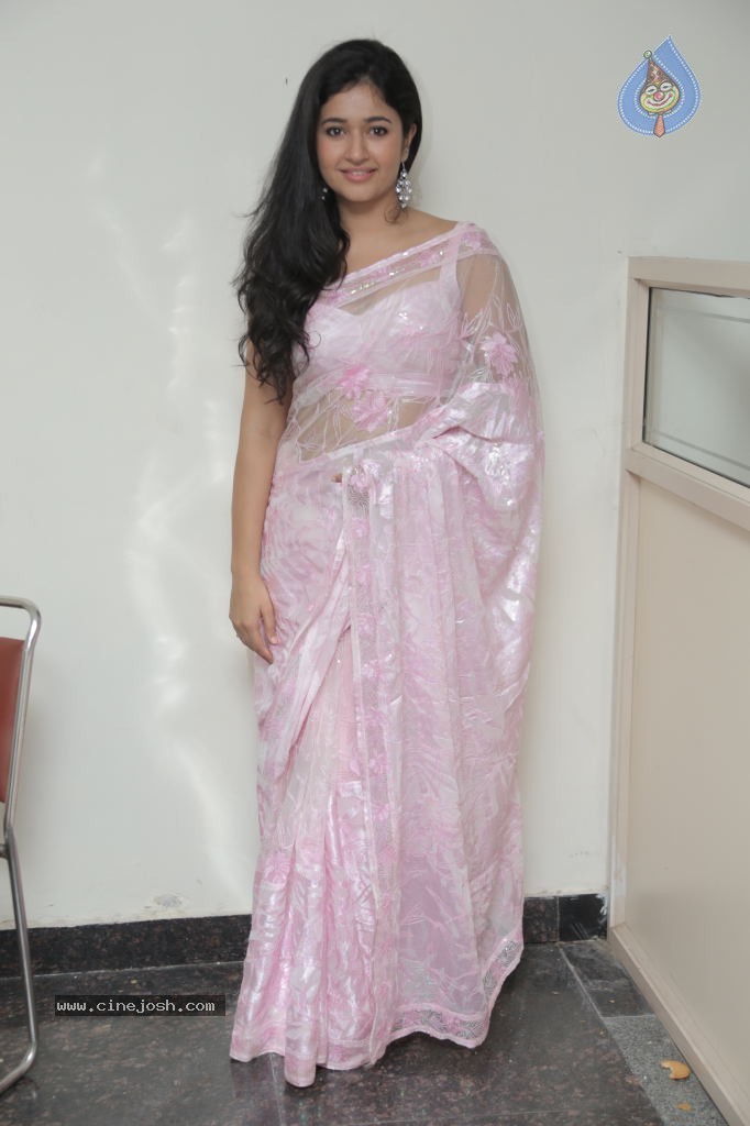 Poonam Bajwa New Pics - 35 / 39 photos
