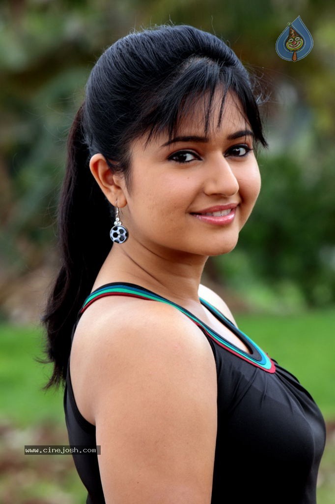 Poonam Bajwa New Stills - 26 / 43 photos