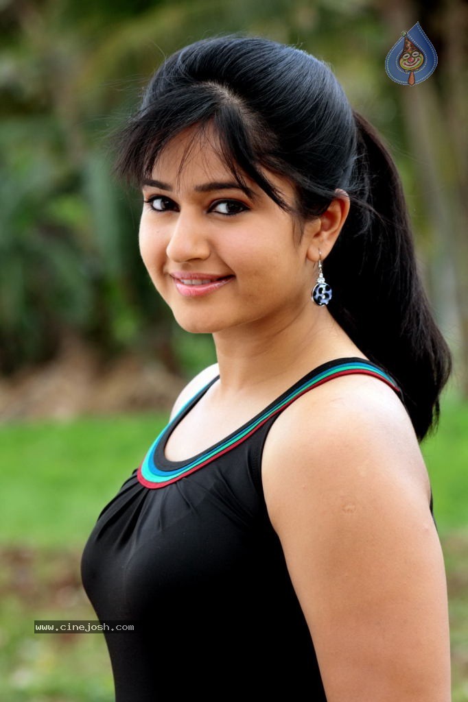 Poonam Bajwa New Stills - 28 / 43 photos