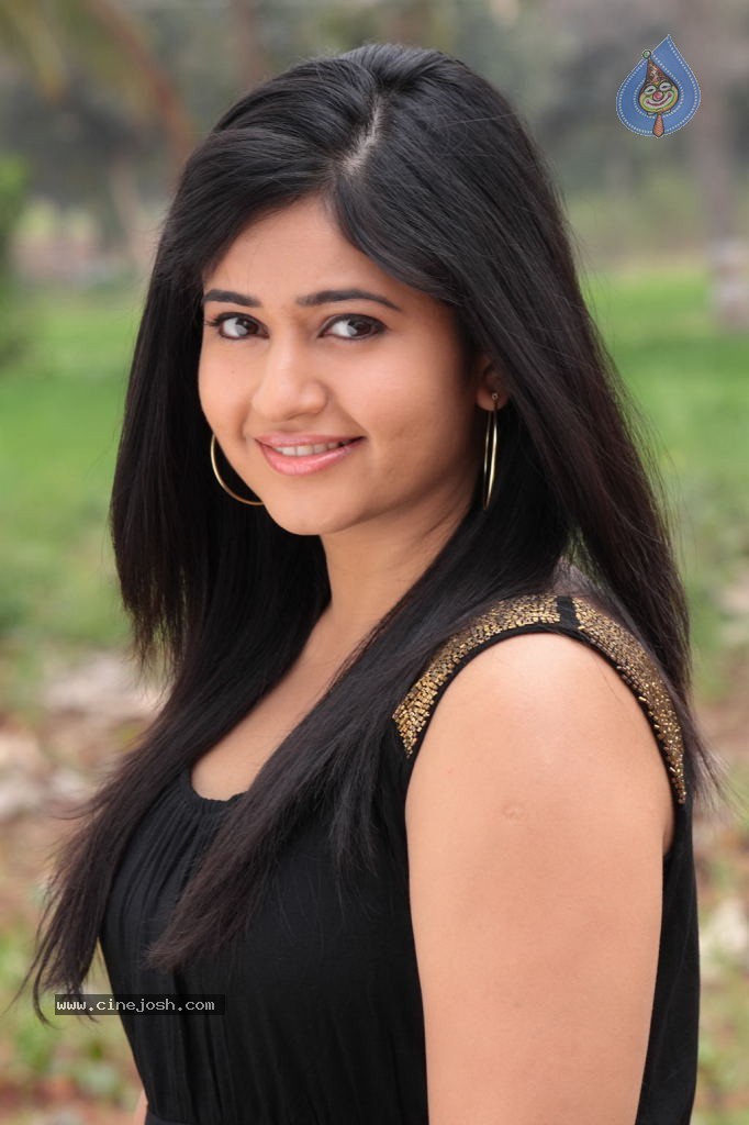 Poonam Bajwa New Stills - 30 / 43 photos