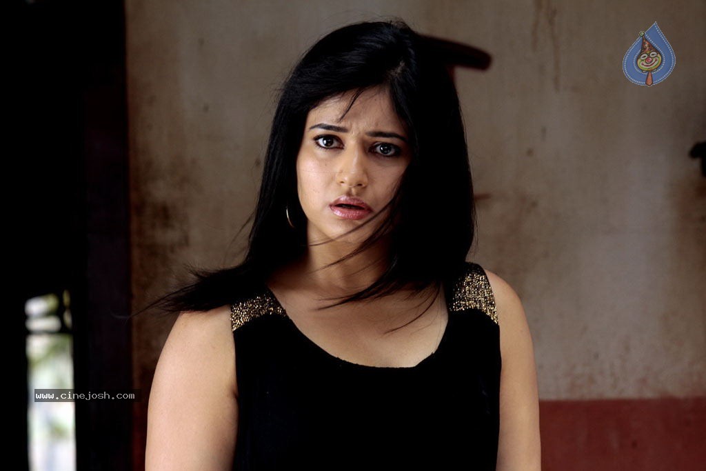 Poonam Bajwa New Stills - 34 / 43 photos