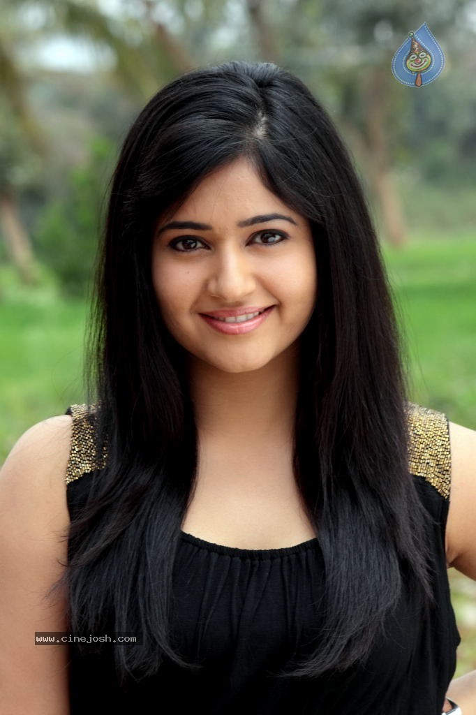 Poonam Bajwa New Stills - 35 / 43 photos