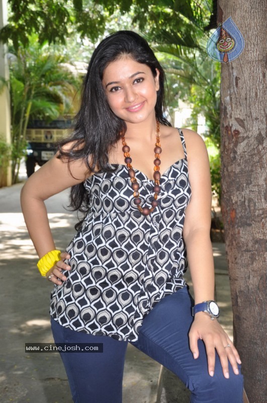 Poonam Bajwa Stills - 10 / 55 photos