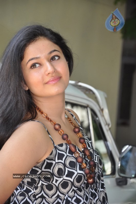 Poonam Bajwa Stills - 11 / 55 photos