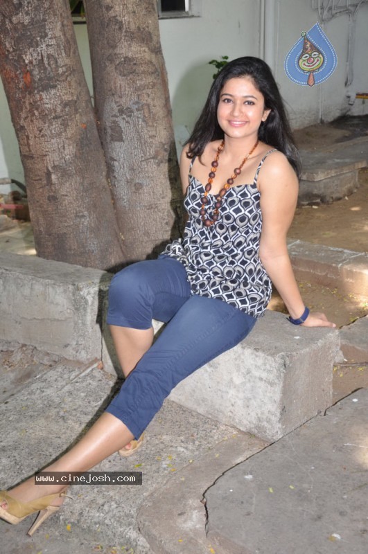 Poonam Bajwa Stills - 30 / 55 photos