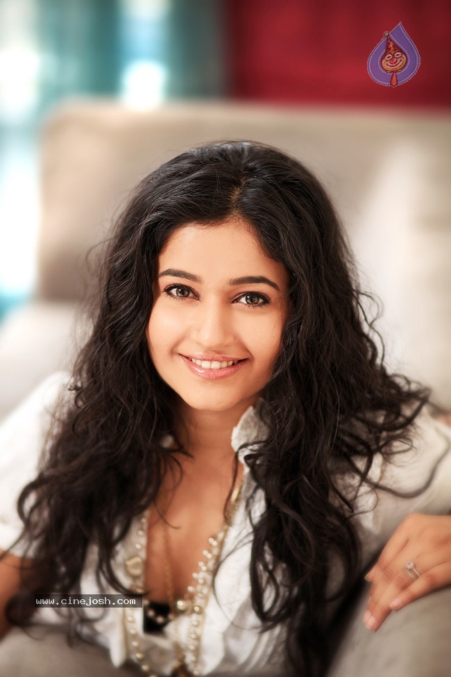 Poonam Bajwa Stills - 3 / 18 photos