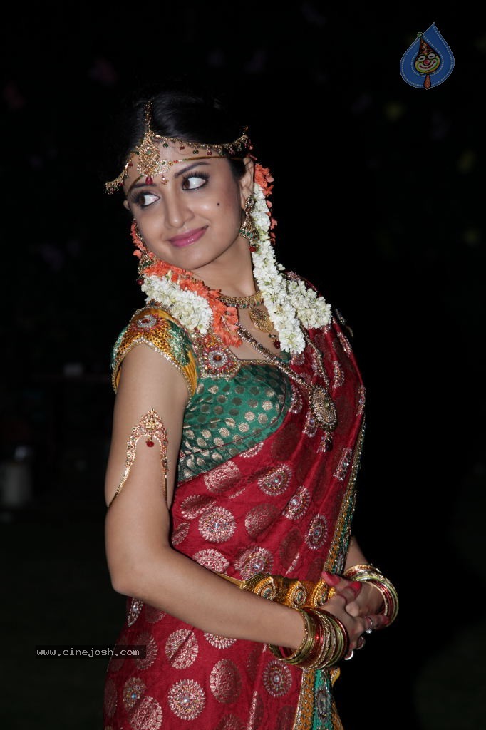 Poonam Kaur Cute Stills - 23 / 44 photos