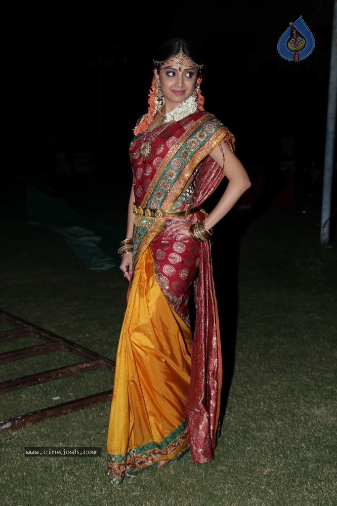 Poonam Kaur Cute Stills - 26 / 44 photos