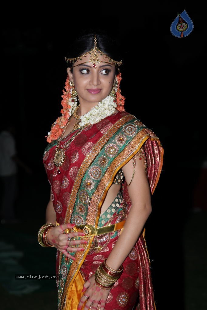 Poonam Kaur Cute Stills - 27 / 44 photos