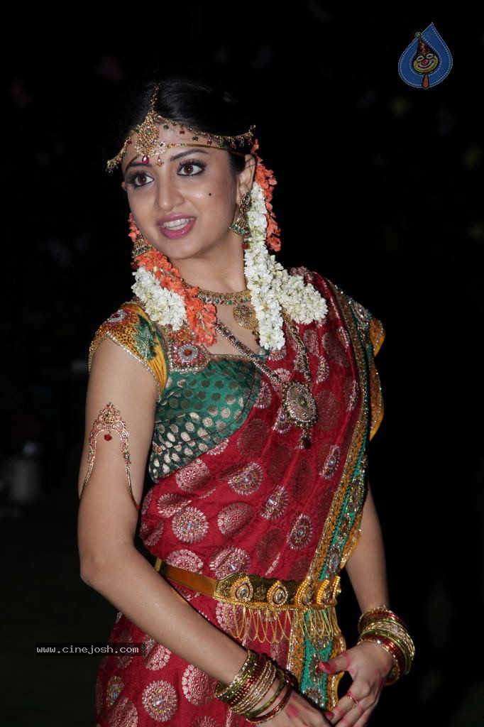 Poonam Kaur Cute Stills - 28 / 44 photos