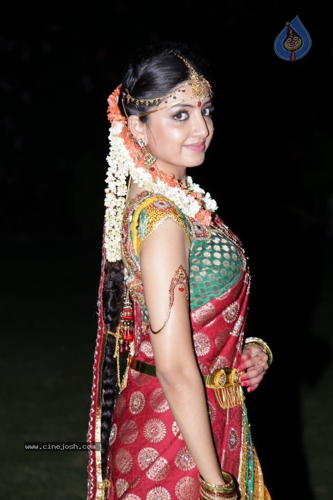 Poonam Kaur Cute Stills - 29 / 44 photos