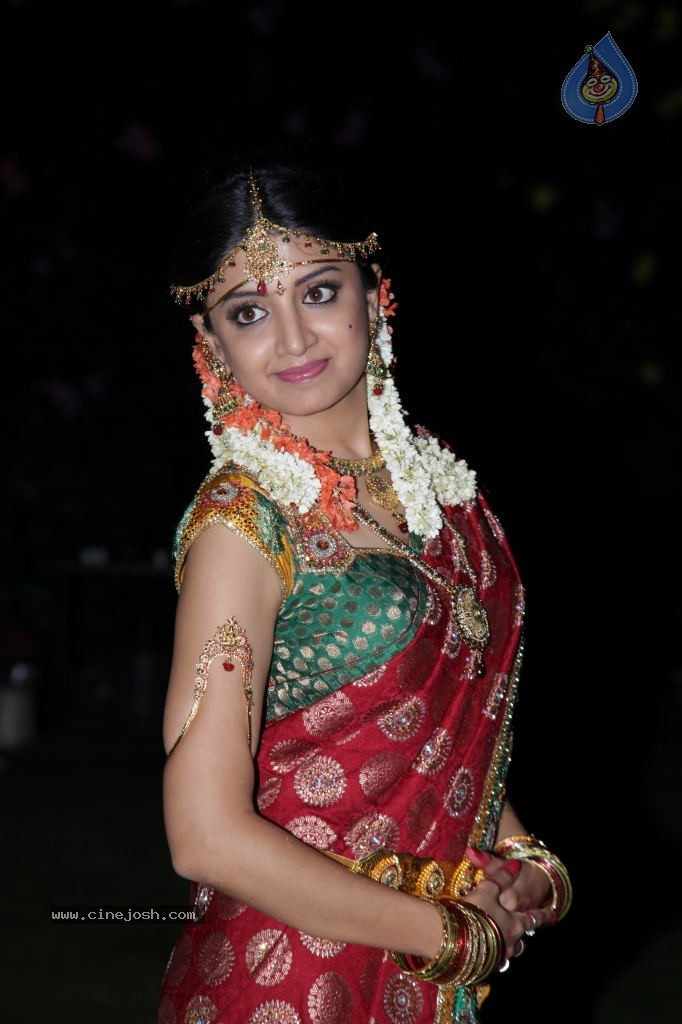 Poonam Kaur Cute Stills - 31 / 44 photos