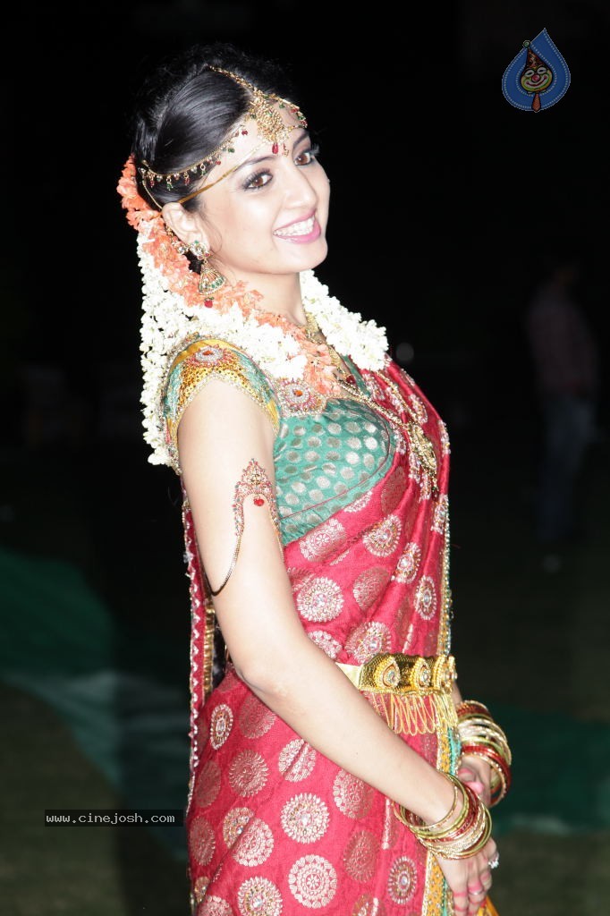 Poonam Kaur Cute Stills - 32 / 44 photos