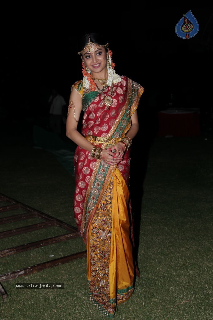 Poonam Kaur Cute Stills - 35 / 44 photos