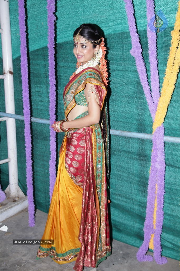 Poonam Kaur Cute Stills - 38 / 44 photos