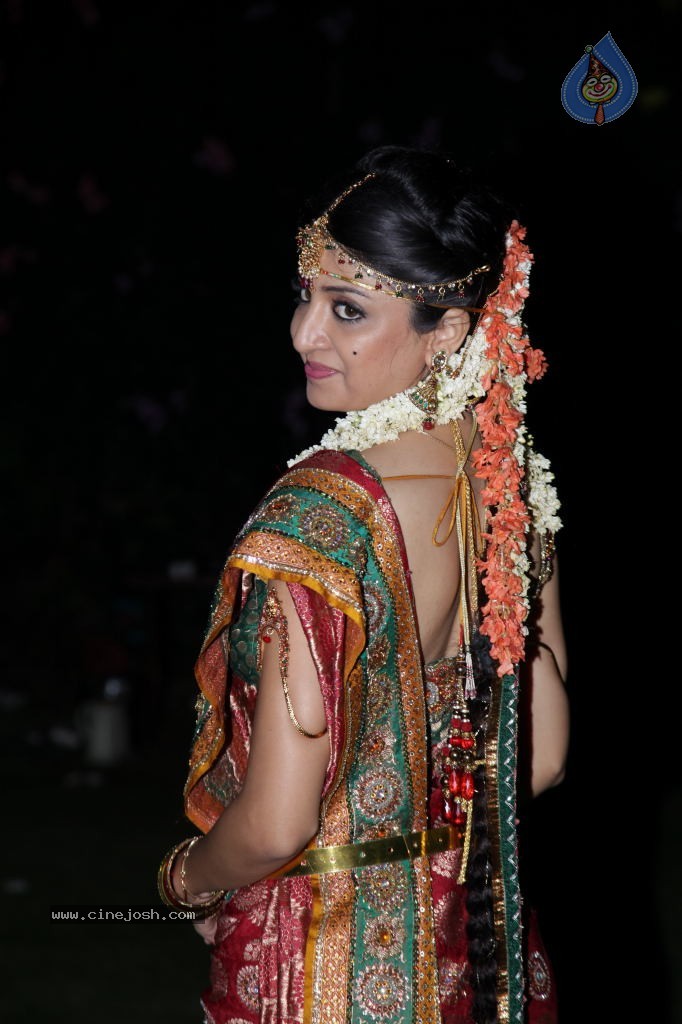 Poonam Kaur Cute Stills - 42 / 44 photos