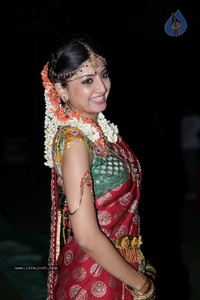Poonam Kaur Cute Stills - 43 / 44 photos