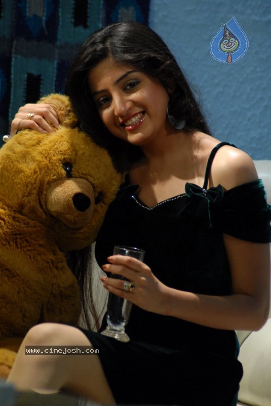 Poonam Kaur Gallery - 60 / 70 photos