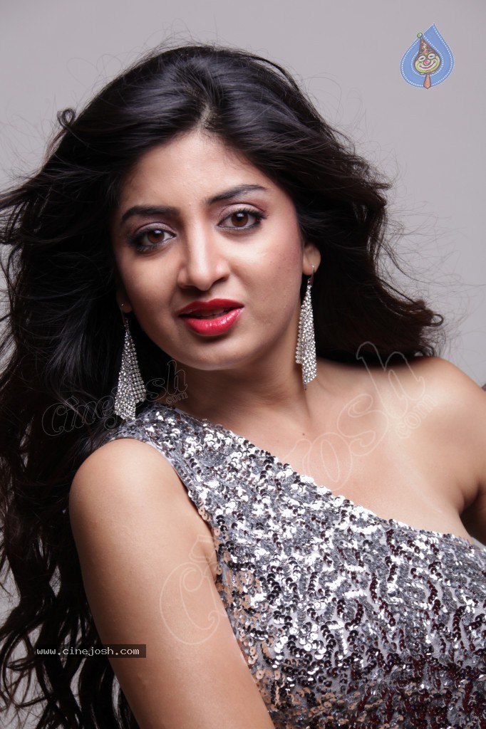 Poonam Kaur Hot Gallery - 5 / 41 photos