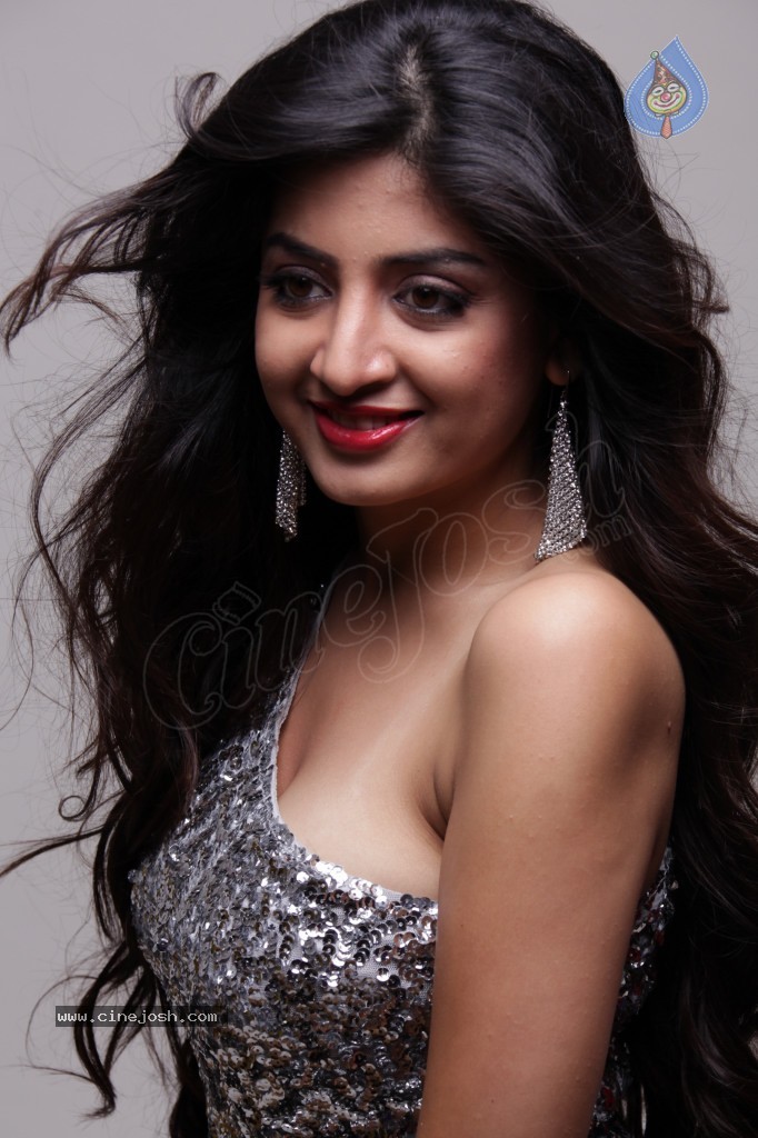 Poonam Kaur Hot Gallery - 15 / 41 photos