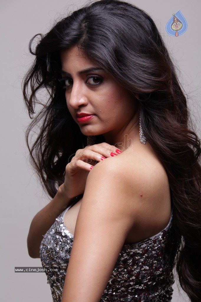 Poonam Kaur Hot Gallery - 20 / 41 photos