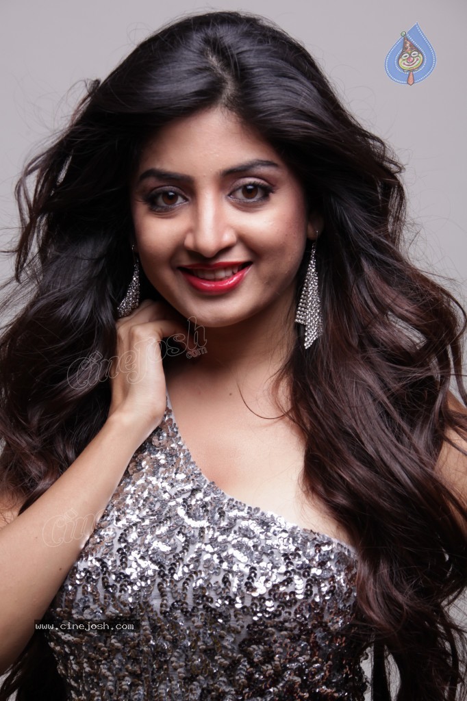 Poonam Kaur Hot Gallery - 21 / 41 photos
