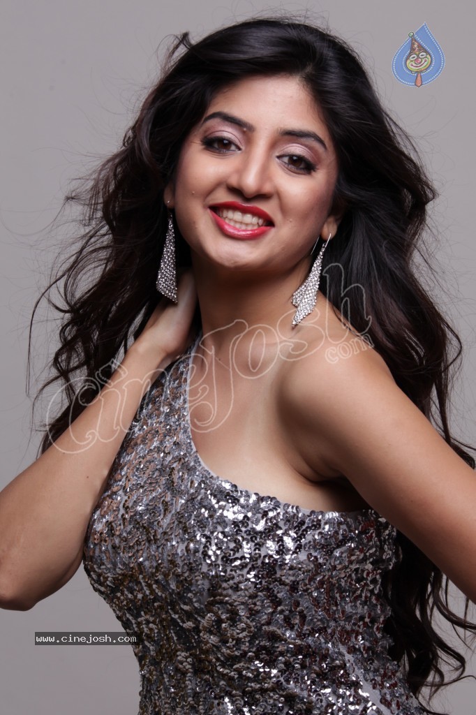 Poonam Kaur Hot Gallery - 23 / 41 photos