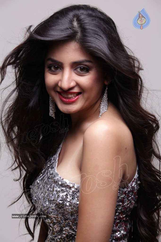 Poonam Kaur Hot Gallery - 25 / 41 photos