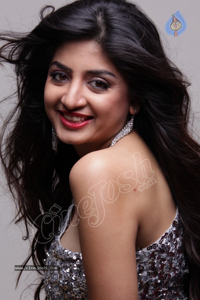 Poonam Kaur Hot Gallery - 27 / 41 photos