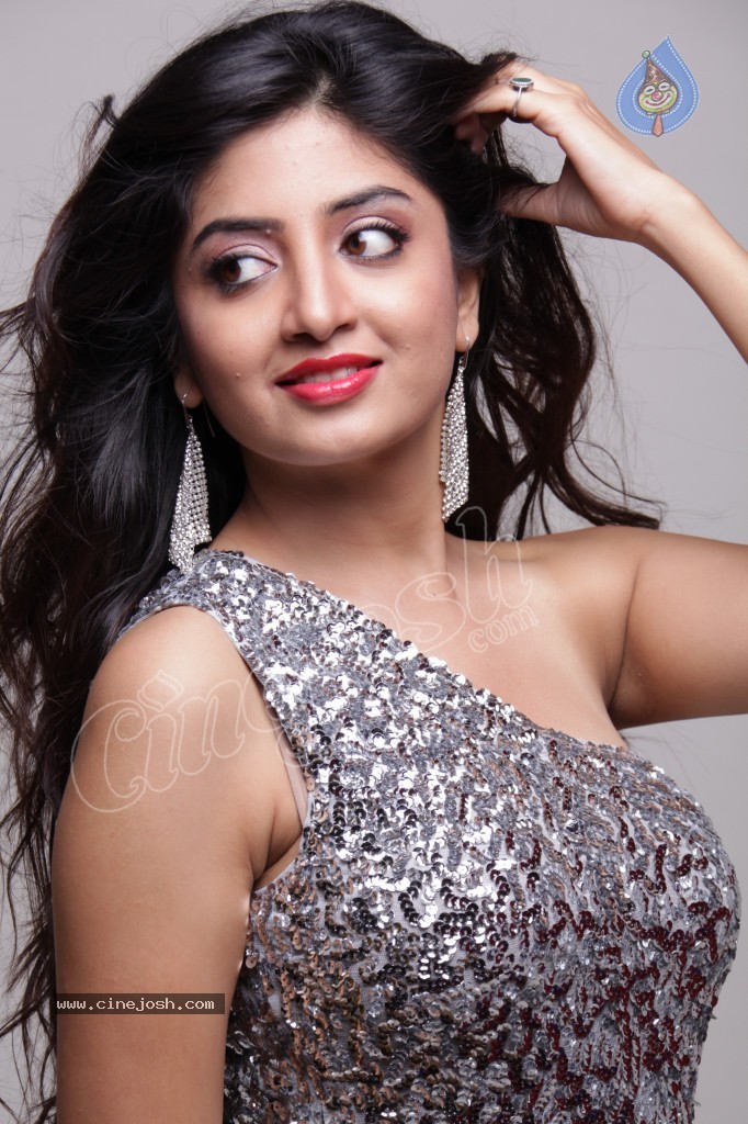 Poonam Kaur Hot Gallery - 28 / 41 photos
