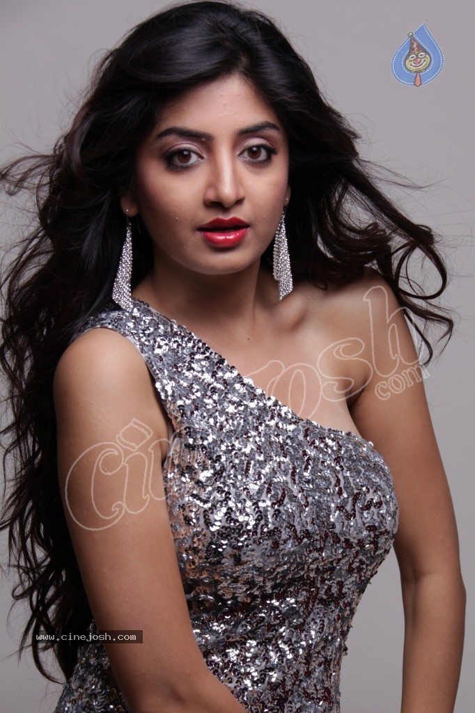 Poonam Kaur Hot Gallery - 30 / 41 photos
